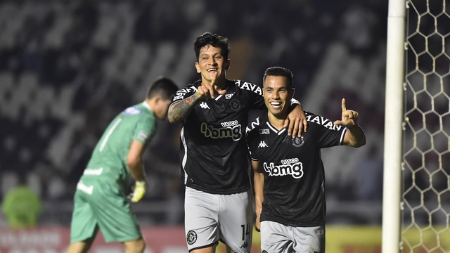 Cano e Morato, do Vasco, comemoram gol contra o Goiás