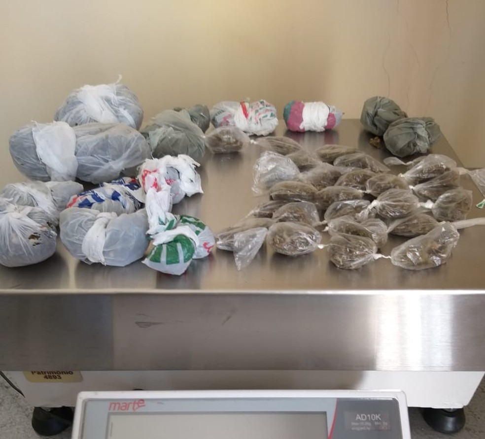 Jovem é preso, adolescente é apreendida e bebê fica sob custódia da avó materna após PM encontrar drogas em residência — Foto: Polícia Militar/Divulgação