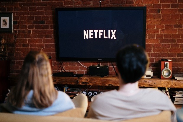 Canal Netflix Direct exibe a mesma programação para todos os usuários (Foto: cottonbro / Pexels)