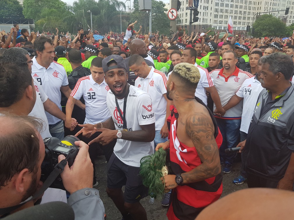 Gerson e Gabigol descem do trio e comandam a festa — Foto: Fred Huber