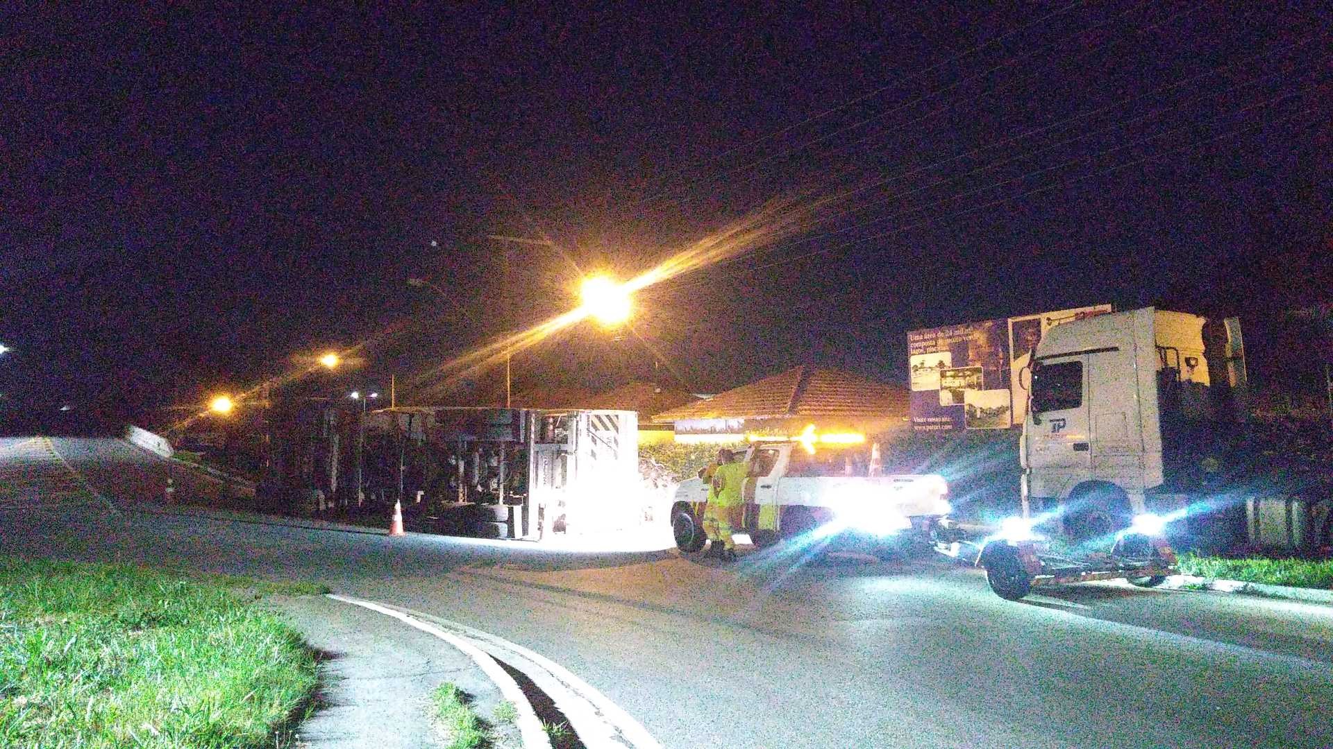 Caminhão tomba e derruba carga de sucata na Via Dutra em Guaratinguetá