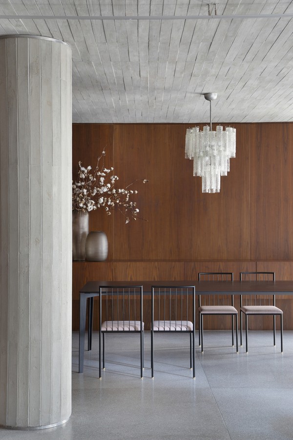 Décor do dia: sala de jantar com colunas de concreto e design modernista (Foto: Denilson Machado)