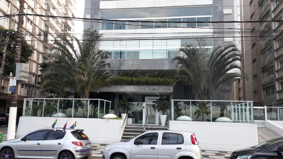 PF fez buscas no prédio em Santos, SP, onde mora Antonio Celso Grecco (Foto: Alexandre Lopes/G1)