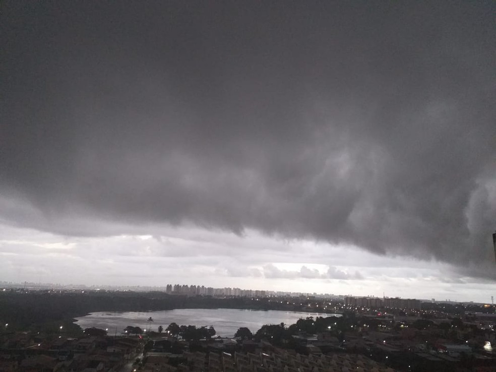 Bairro Messejana ficou com o tempo fechado durante a chuva na manhã desta terça-feira. — Foto: Arquivo pessoal