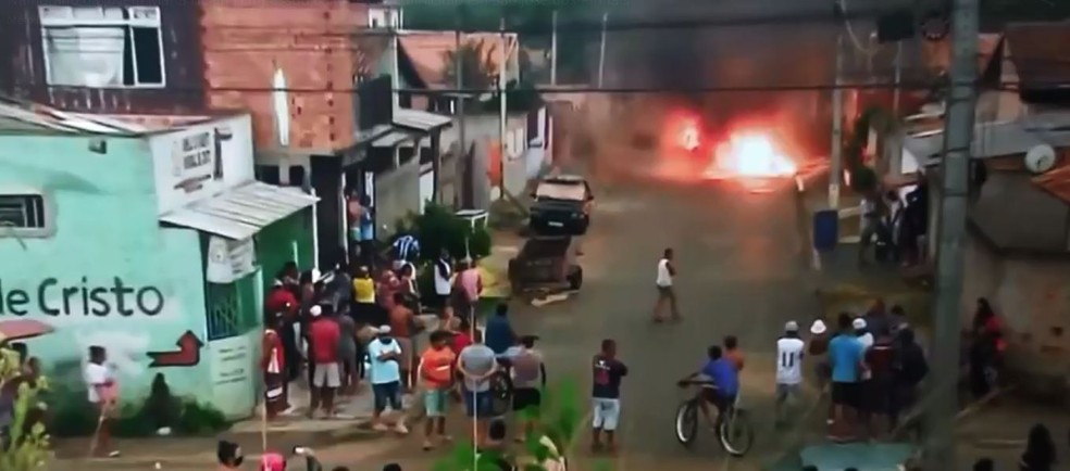 Família da vítima queimou um carro, na terça-feira (2), na casa do suspeito, em São José dos Pinhais — Foto: Arquivo pessoal