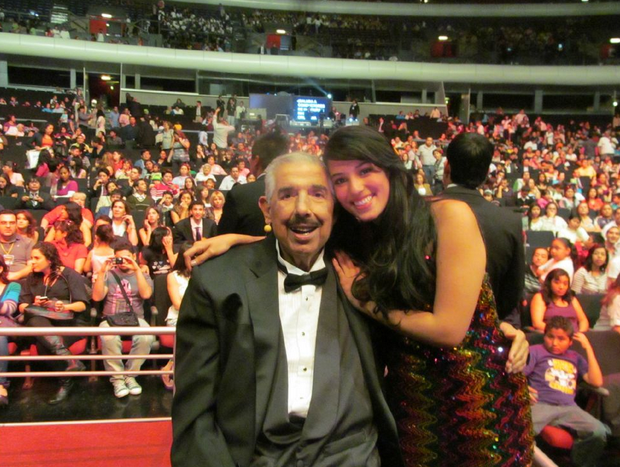 Rubén Aguirre com a neta Bárbara em 2012 (Foto: Reprodução/Twitter)