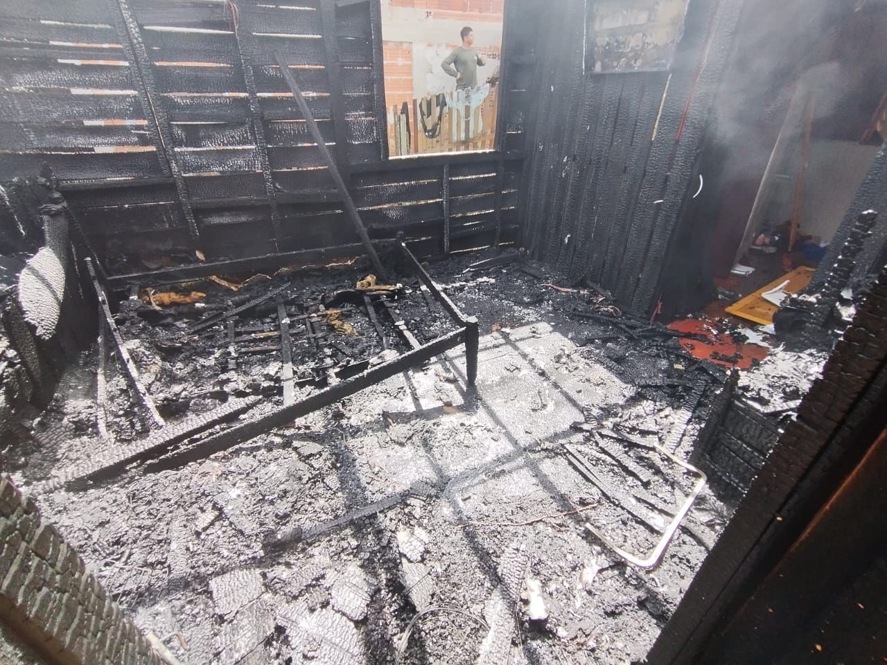Incêndio destrói quartos e móveis de casa de madeira em Cruzeiro do Sul