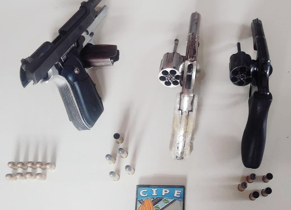 Três armas foram apreendidas com os suspeitos  — Foto: Divulgação/SSP