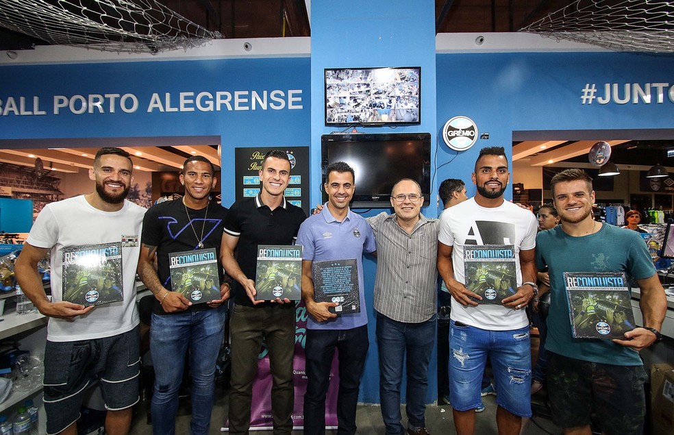 Marcelo Oliveira, Jael, Marcelo Grohe, Maicon e Ramiro posam com os autores da obra (Foto: Rodrigo Rodrigues/Grêmio)
