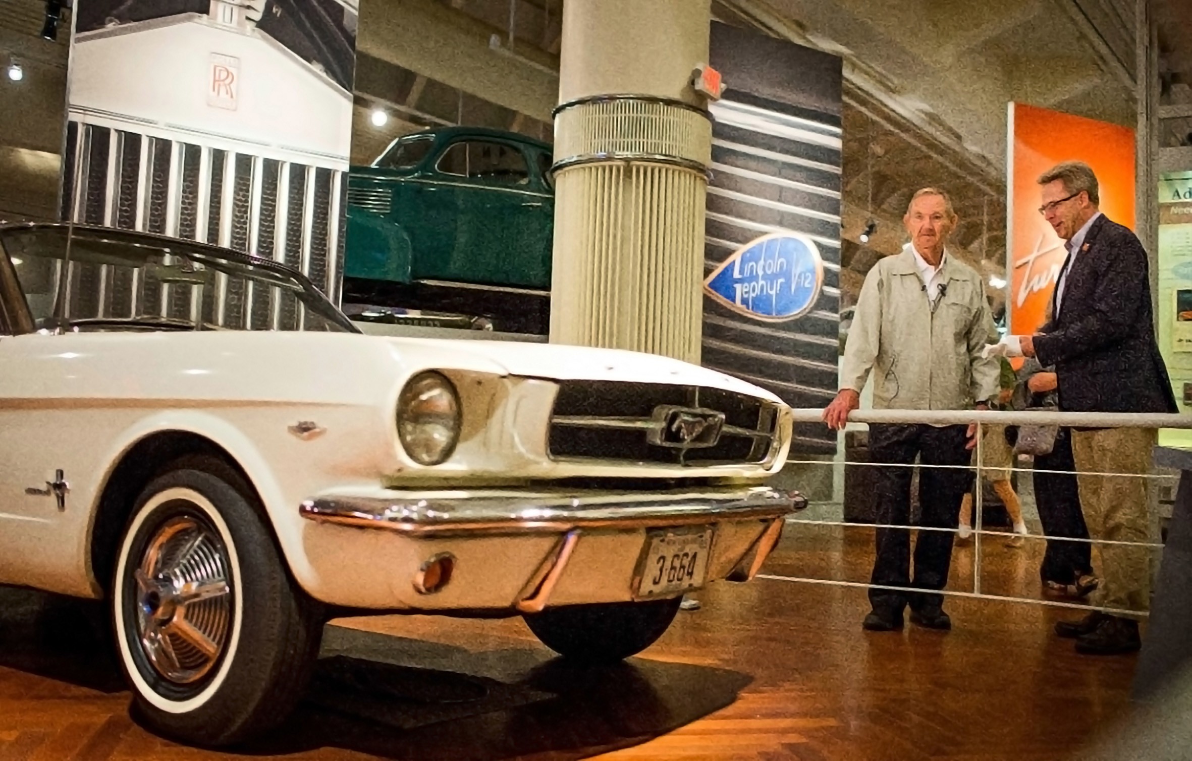 Harry Philips e o primeiro Mustang a sair da fábrica (Foto: Divulgação)