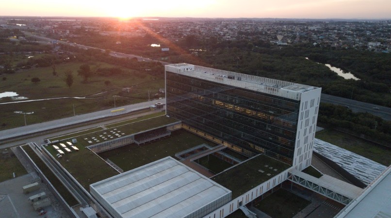 Sede do Distema Fecomércio-RS, cujo telhado verde é considerado um dos maiores da América Latina (Foto: Eduardo Fernandes Leal / Divulgação Fecomercio-RS)