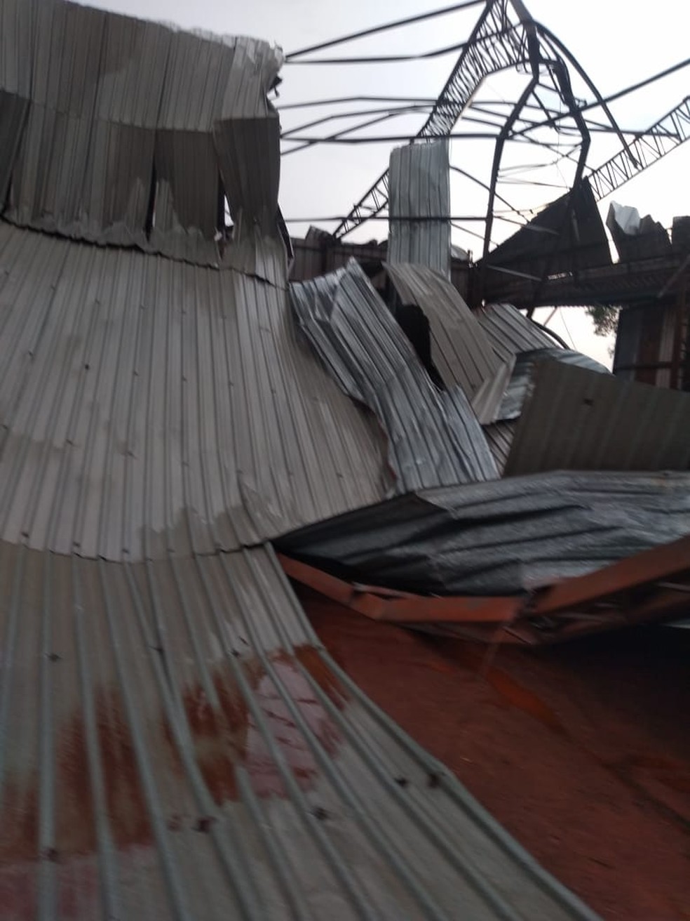 Barracão ficou destruído depois do temporal que atingiu Cruzália (SP) — Foto: Arquivo pessoal 