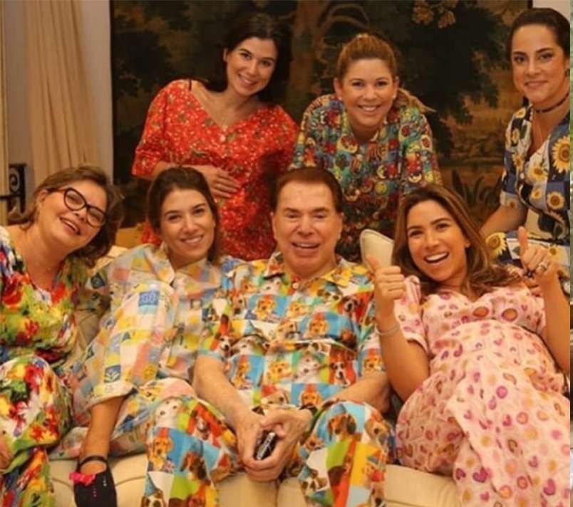 Silvio Santos entre as filhas Renata, Daniela, Silvia, Cintia, Rebeca e Patricia (Foto: Reprodução/Instagram)