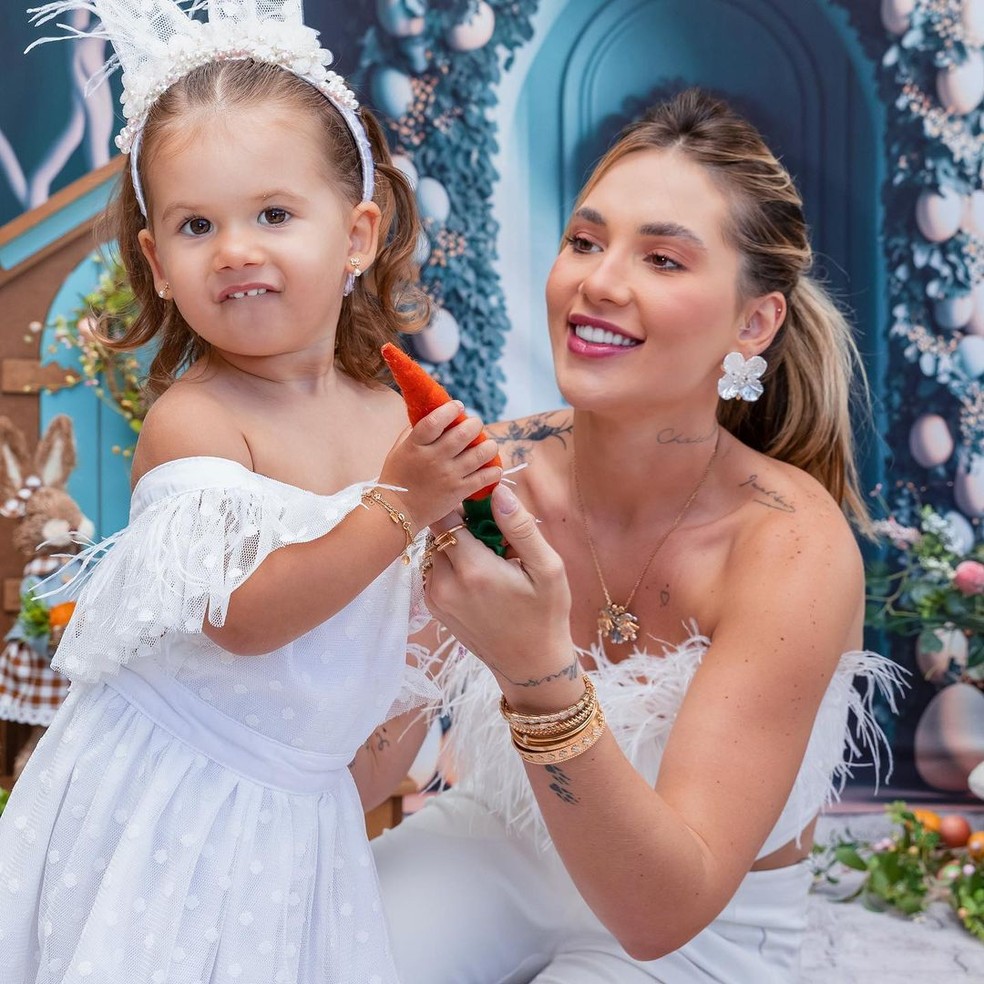 Virginia Fonseca e Z&eacute; Felipe fazem ensaio de P&aacute;sco com as filhas, Maria Alice e Maria Flor &mdash; Foto: Reprodu&ccedil;&atilde;o Instagram