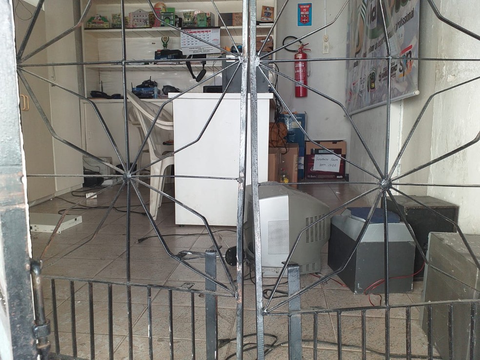 FuncionÃ¡rios estimam que os infratores tenham levado cerca de R$ 2 mil em equipamentos eletrÃ´nicos â Foto: Arquivo Pessoal 
