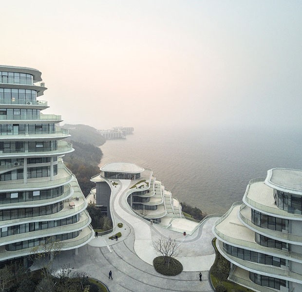 Sinuoso conjunto residencial na China dialoga com curvas da natureza (Foto: Divulgação)