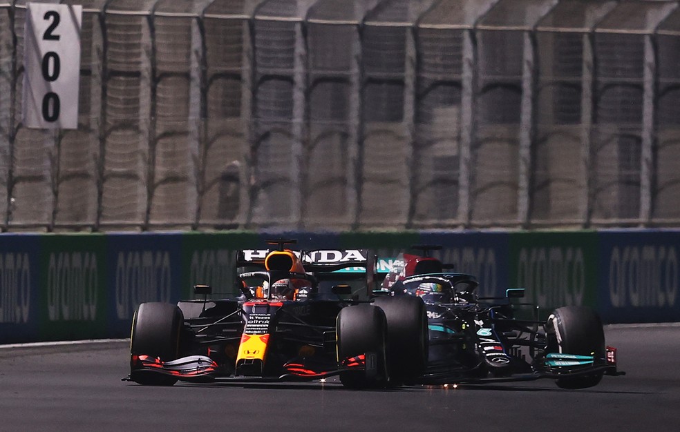 O momento crucial da prova: o brake test de Max Verstappen e o consequente toque de Lewis Hamilton — Foto: Lars Baron/Getty Images