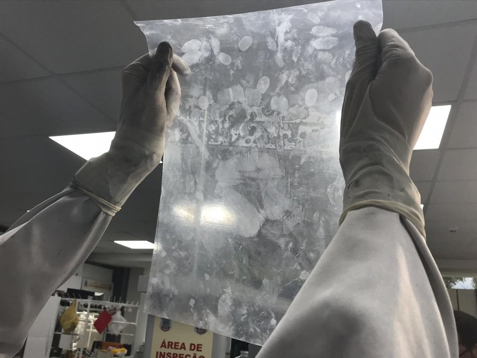 Digitais deixada em material plástico; marcas foram reveladas após reação química do cianoacrilato  — Foto: Marília Marques/G1