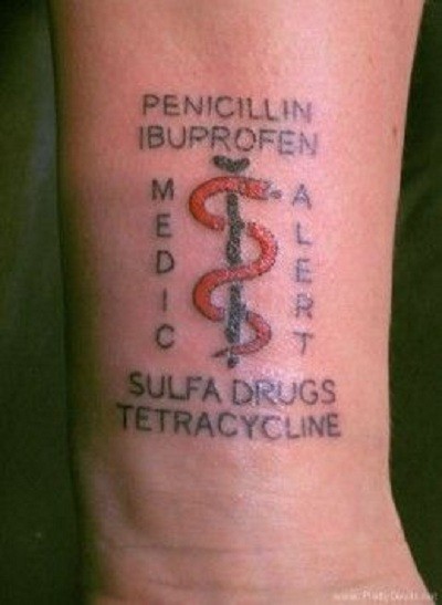 Tatuagem no pulso indica alergia a certas substâncias  (Foto: Reprodução)