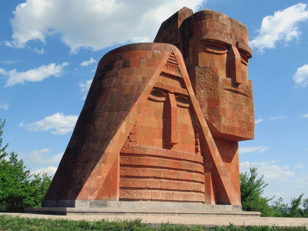 Monumento 'Nós Somos Nossas Montanhas', em Stepanakert (Khankendi), capital da autodeclarada República de Nagorno-Karabakh, não reconhecida pelo Brasil — Foto: Grandma and Grandpa by David Stanley / CC BY