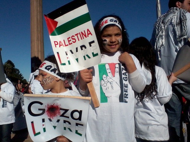 Crianças descendentes de palestinos participaram de caminhada (Foto: Isabella Ibargoyen/RBS TV)