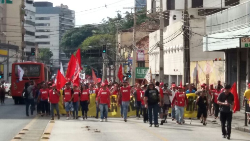 Durante a tarde, os manifestantes se dirigiram até a Praça Santos Andrade, no Centro de Curitiba, para os atos de 1º de maio (Foto: Ramon Pereira/RPC)