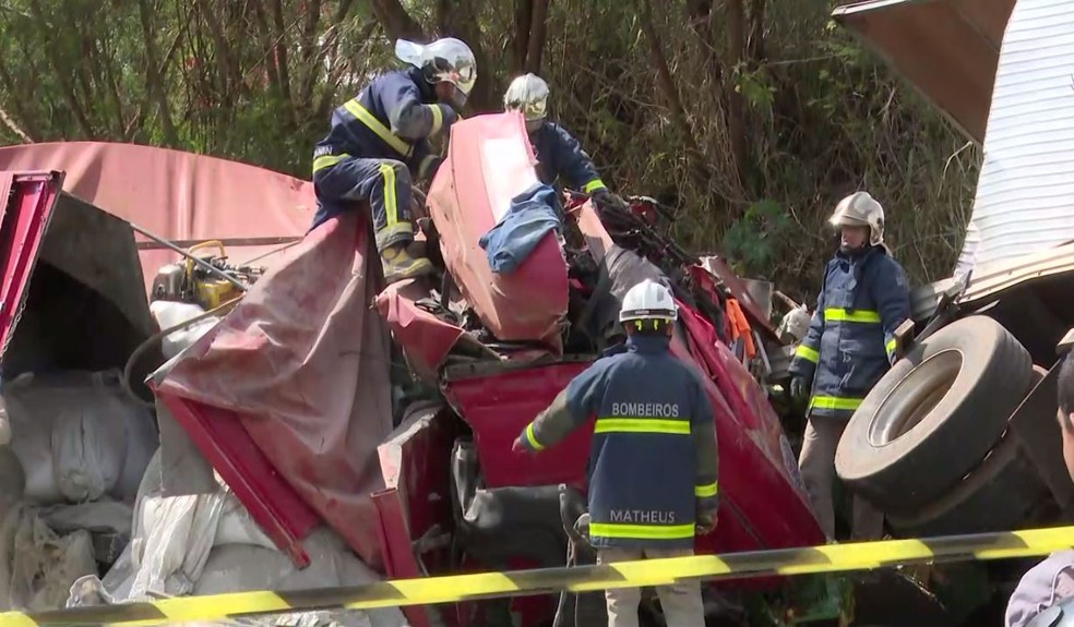 Duas pessoas morreram em um acidente entre dois caminh&otilde;es, em Bandeirantes &mdash; Foto: Reprodu&ccedil;&atilde;o/RPC