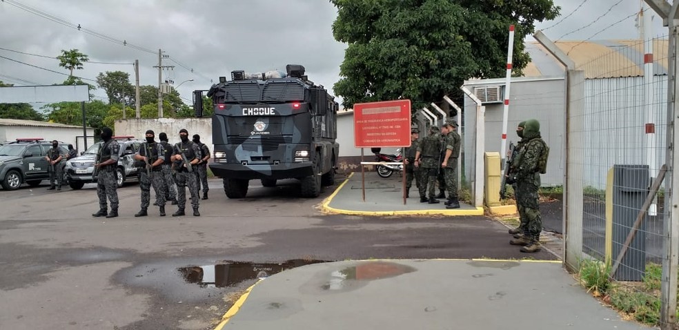 Movimentação no Aeroporto de Presidente Prudente para transferência de presos para presídios federais — Foto: Heloise Hamada/TV Fronteira
