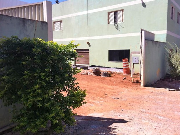 Depósito de fábrica de materiais de construção no Riacho Fundo I, no DF (Foto: Raquel Morais/G1)