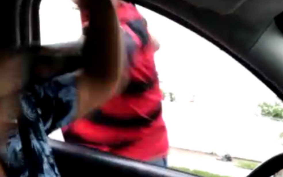 Motorista é agredido com soco dentro do carro durante briga de trânsito Goiânia Goiás — Foto: Reprodução/TV Anhanguera
