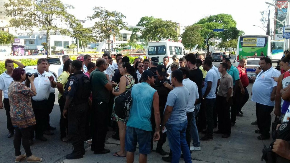 Rodoviários também impediram a circulação dos ônibus na última sexta-feira (Foto: Phelipe Soares/NF Notícias)