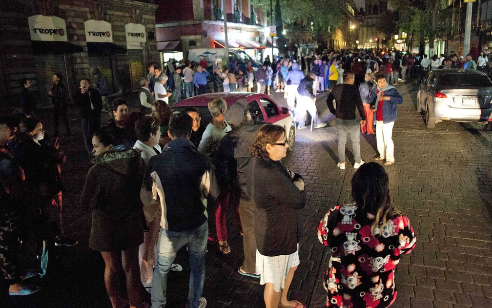 Pessoas se reúnem em uma rua no centro da Cidade do México após terremoto (Foto: Pedro Pardo / AFP Photo)