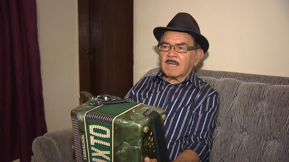 Zé Calixto tocando o fole de oito baixos — Foto: Rafael Melo/G1