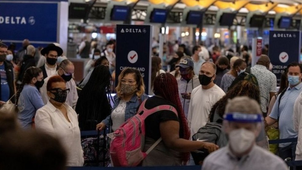 Passageiro infectado esteve nos aeroportos de Atlanta (acima) e Dallas; por conta das medidas preventivas à Covid-19, acredita-se que risco de ele ter contagiado outras pessoas seja baixo — Foto: Reuters via BBC