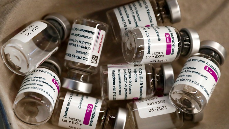 Ampolas vazias da vacina da AstraZeneca contra Covid-19 (Foto: REUTERS/Sergio Perez)
