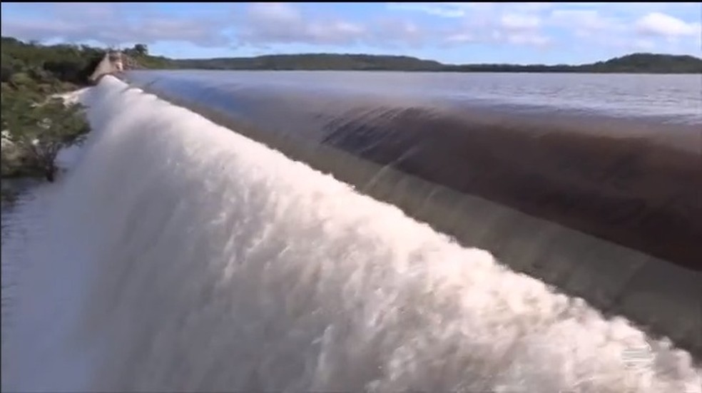 Em fevereiro, a barragem Mesa de Pedra, em Valença, sangrou pela primeira vez em oito anos (Foto: Reprodução/TV Clube)