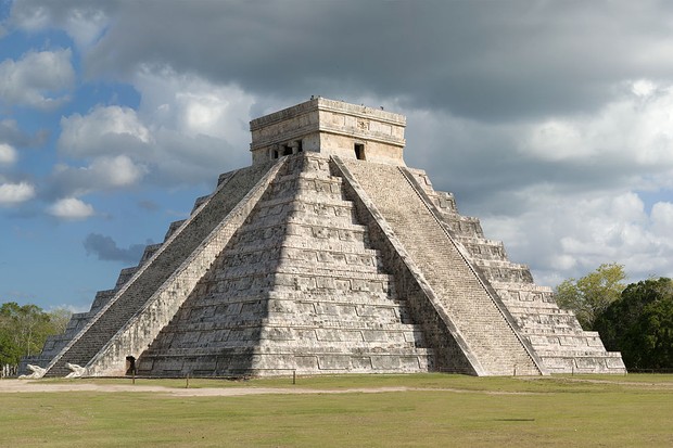 O templo de Kukulkán em Chichen Itzá, a zona arqueológica localizada na Península de Yucatán, no México (Foto: Reprodução/Creative Commons)