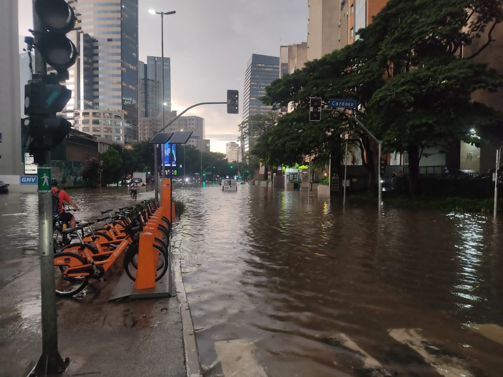 Trecho da Avenida Luís Carlos Berrini alagado após a chuva desta quarta-feira (8). — Foto: Alexandre Bazzan/g1