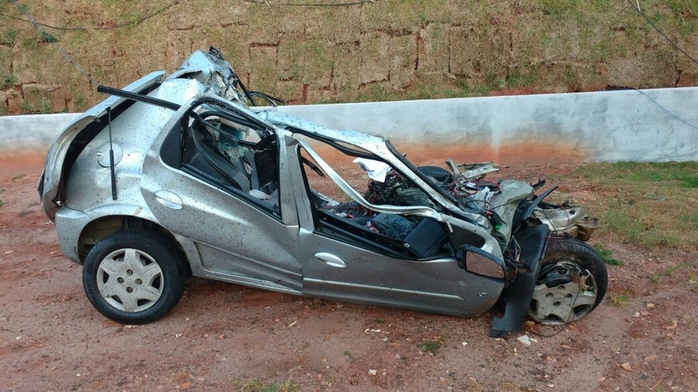 Carro teria invadido a pista contrária, segundo a PM Rodoviária (Foto: Divulgação/Polícia Militar Rodoviária)