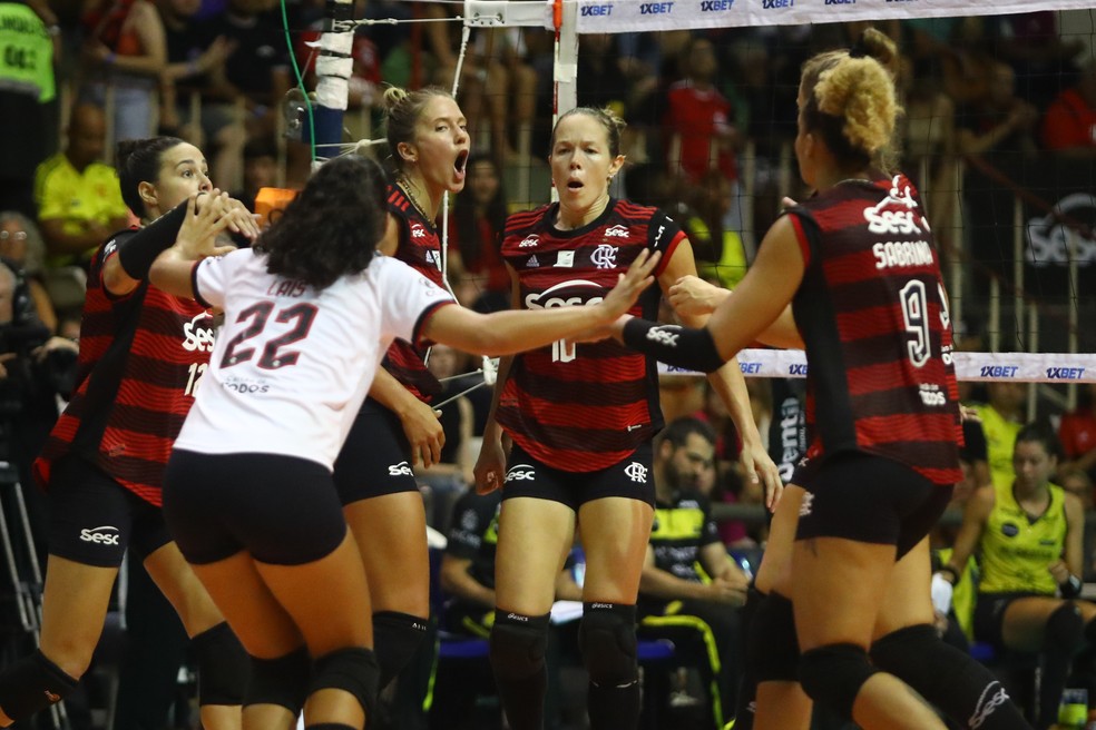 Michelle, ao centro, foi o grande nome do quarto set &mdash; Foto: Gilvan de Souza/Flamengo