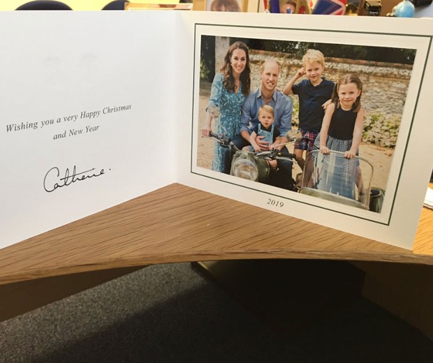 Usuário do Twitter revela foto do cartão de Natal de Kate e William, o duque e a duquesa de Cambridge (Foto: Reprodução/Instagram)