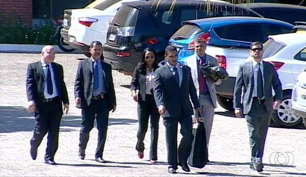 Agentes da PF deixando o Palácio Araguaia (Foto: Reprodução/TV Anhanguera)