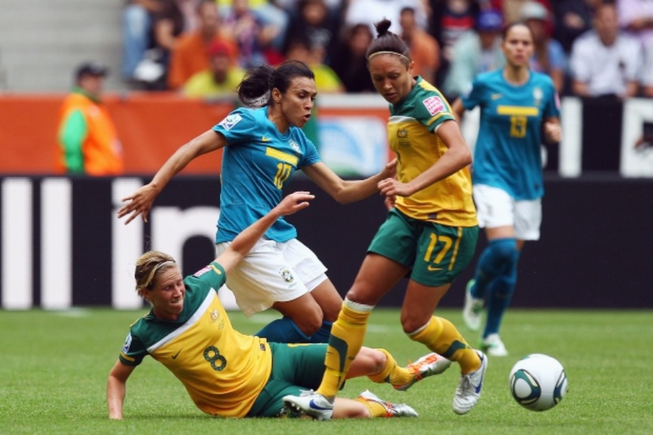Marta disputa a bola com a seleção da Austrália na Copa do Mundo Feminina de 2011, na Alemanha