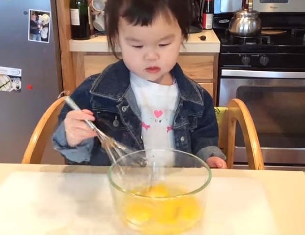 A pequena Mazzy, de 2 anos, tem dez mil seguidores em seu canal de culinária no YouTube (Foto: Reprodução YouTube The Mazzy Show)