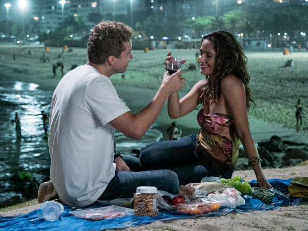 Os atores fazem brinde em cena romântica (Foto: Raphael Dias / Gshow)