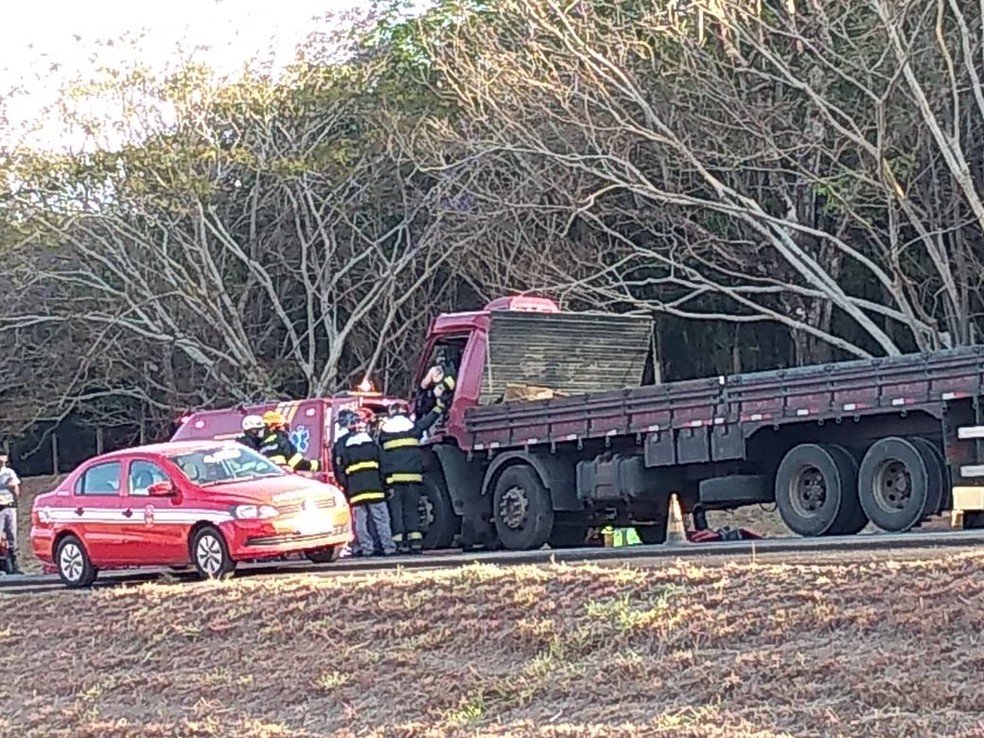 Corpo de Bombeiros retirou motorista que ficou preso às ferragens após batida entre caminhões — Foto: Arquivo Pessoal 