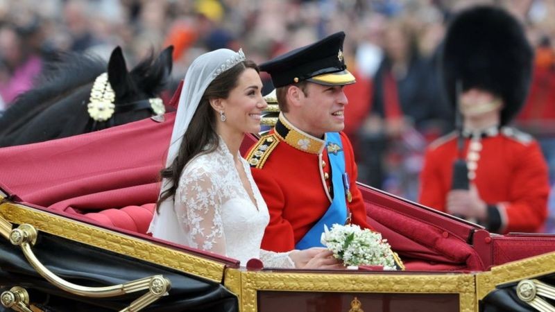 BBC No dia do casamento, o duque e a duquesa de Cambridge foram levados de carruagem da Abadia de Westminster para o Palácio de Buckingham (Foto: BBC)