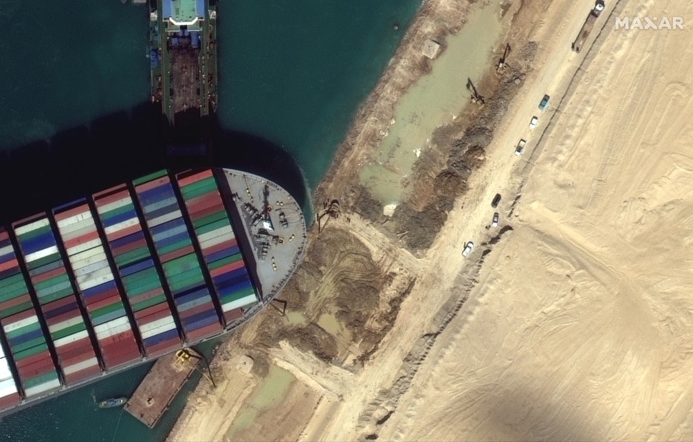 Visão de satélite de escavação da margem do Canal de Suez, no Egito, no dia 27 de março, onde o navio Ever Given está encalhado desde o dia 23. — Foto: Maxar Technologies/Handout via Reuters