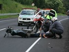 Motociclista bate na traseira de caminhão e fica ferido