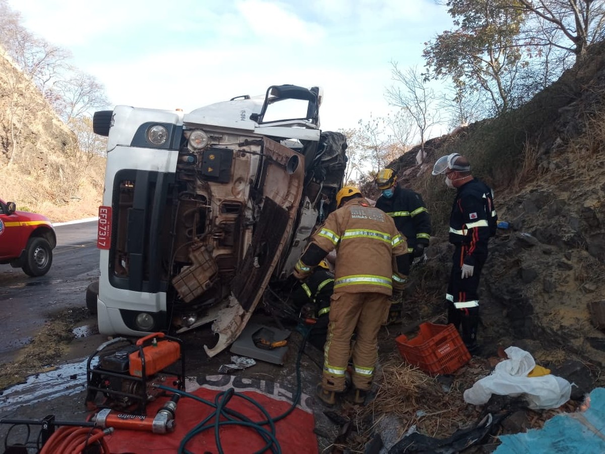 Caminhoneiro fica preso às ferragens em tombamento na BR-365, em Montes Claros
